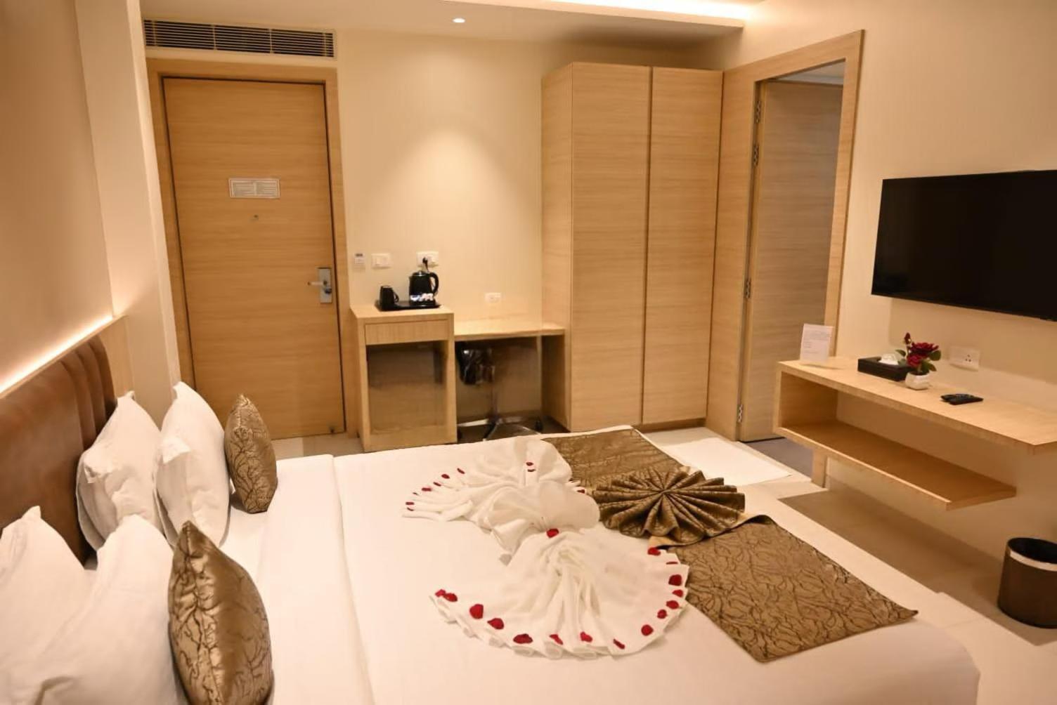 Hotel Ramida Plaza At Delhi Airport Yeni Delhi Dış mekan fotoğraf
